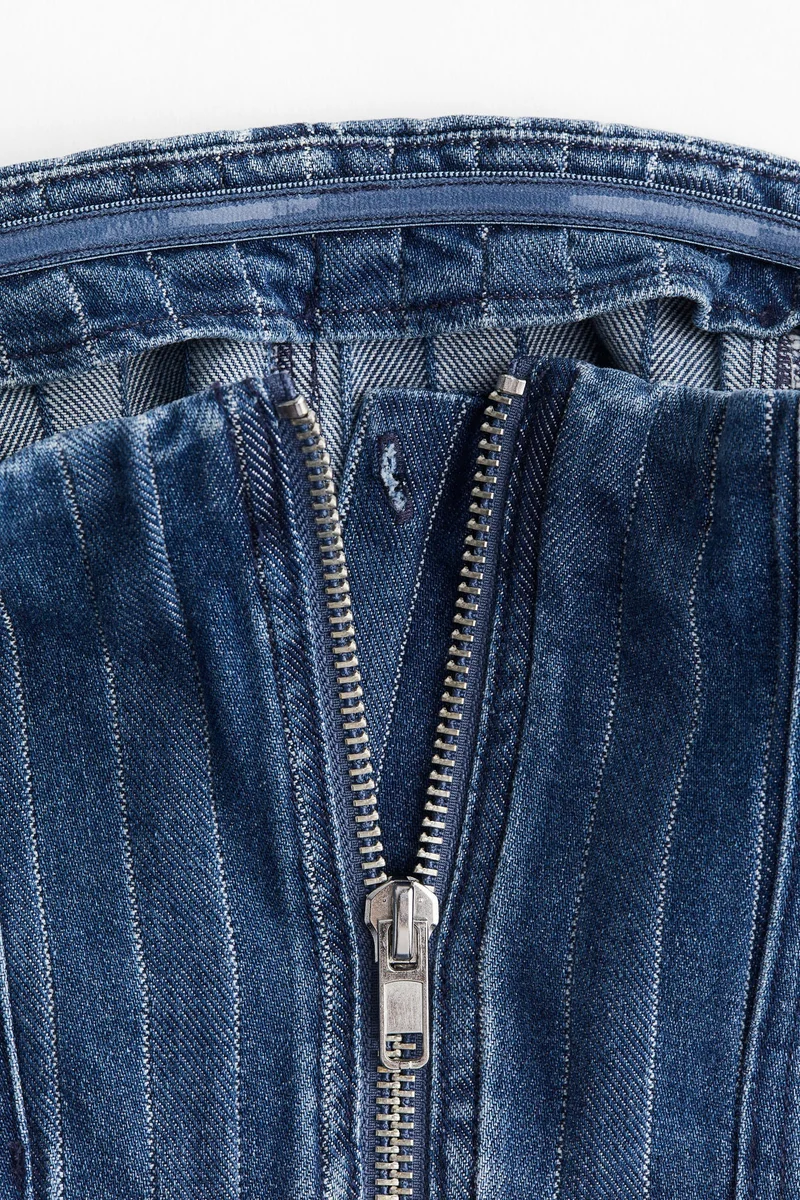 اتش اند ام بلوزة قصيرة بنمط باندو من الدنيم